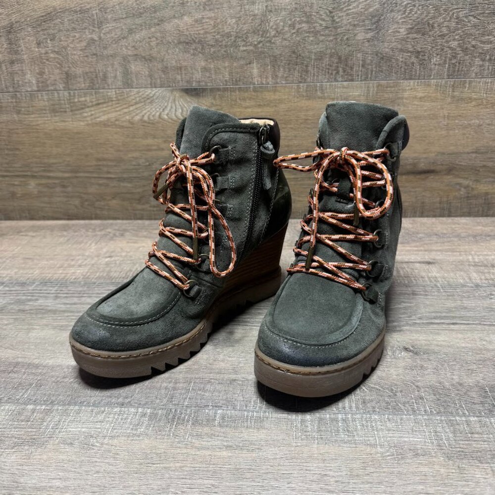 Sofft Underlyn Barely Army Green Suede Wedge Heel Ankle Boots Women's Size 7.5